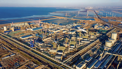俯瞰丰南区临港经济开发区的河北纵横集团丰南钢铁。 李秀清摄